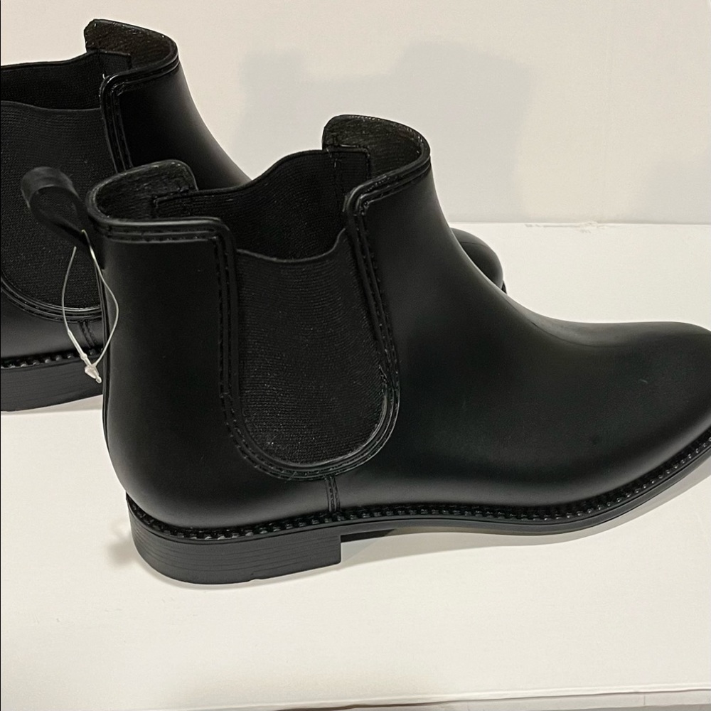 WOMEN ANKLE BOOT

PVC upper
Textile lining
Rubber outsole